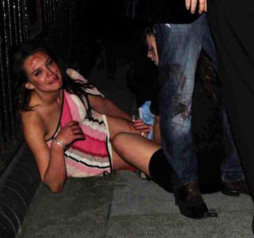 Seksi mankenin yüzünü parçaladılar