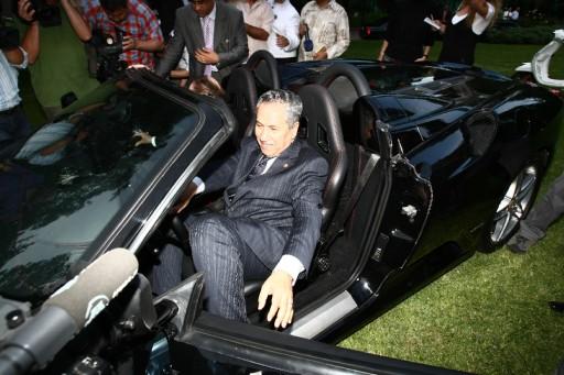 Arınç Ferrari'ye bindi - Resim 3