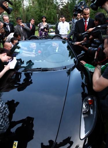 Arınç Ferrari'ye bindi - Resim 7