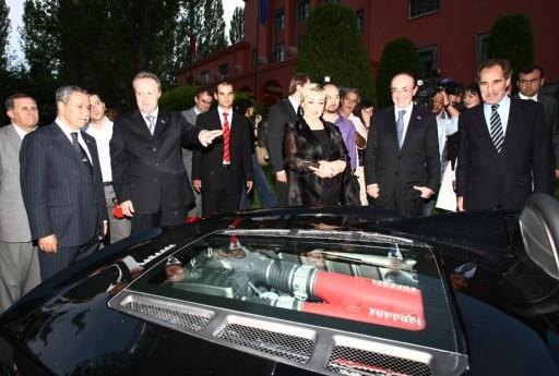 Arınç Ferrari'ye bindi - Resim 4