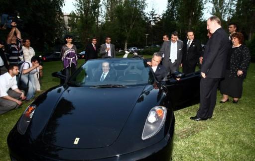 Arınç Ferrari'ye bindi - Resim 5
