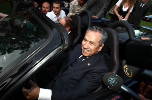 Arınç Ferrari'ye bindi - Resim 1