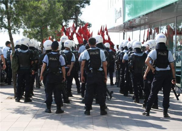 Öğrenciler NTV binasını bastı - Resim 6