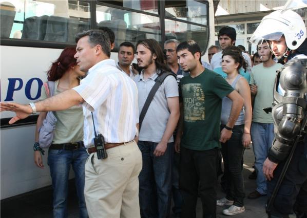 Öğrenciler NTV binasını bastı - Resim 1