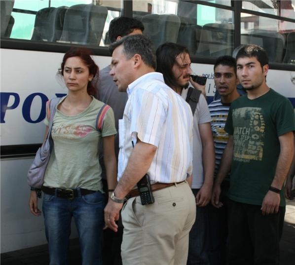 Öğrenciler NTV binasını bastı - Resim 2