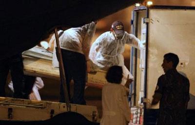 Düşen uçaktan çıkarılan cesetler - Resim 14