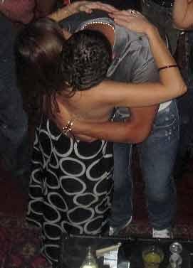 Otel odasında 3 kadınla sabahladı