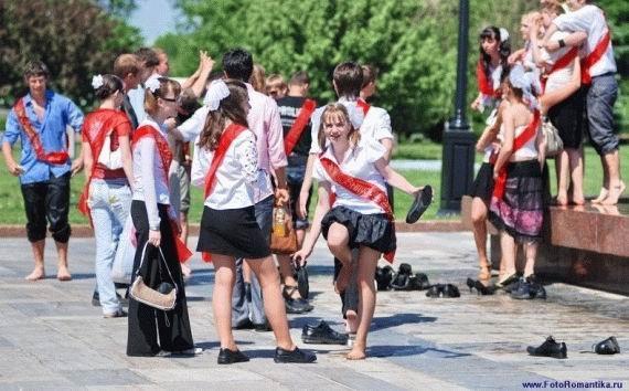 Rus Kızlardan Çılgın Mezuniyet - Resim 1