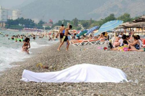 Cesedin yanında yüzdüler - Resim 2