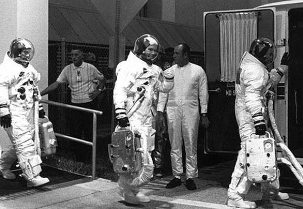 AY'A AYAK BASILMADI diyenlerin 10 kanıtı