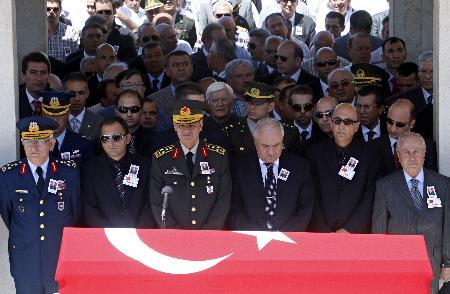 Komutanlar eski paşanın cenazesinde - Resim 5