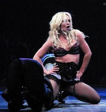 Britney'den fetiş şov - Resim 4