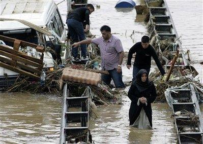 Sel felaketi dünya basınında  - Resim 13