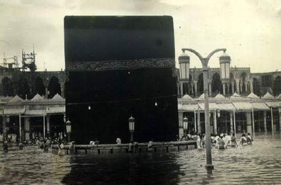 Kabe'yi yüzerek tavaf edenler 