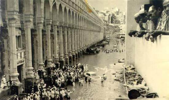 Kabe'yi yüzerek tavaf edenler 