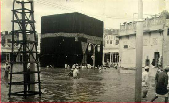 Kabe'yi yüzerek tavaf edenler 