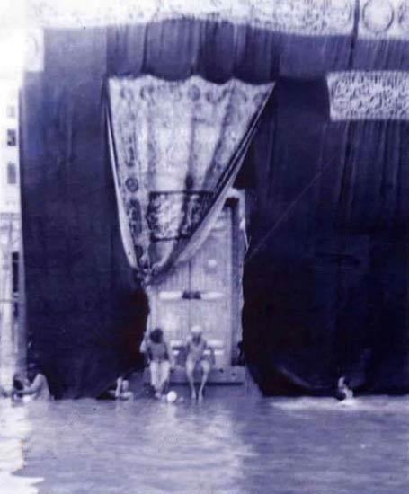 Kabe'yi yüzerek tavaf edenler 