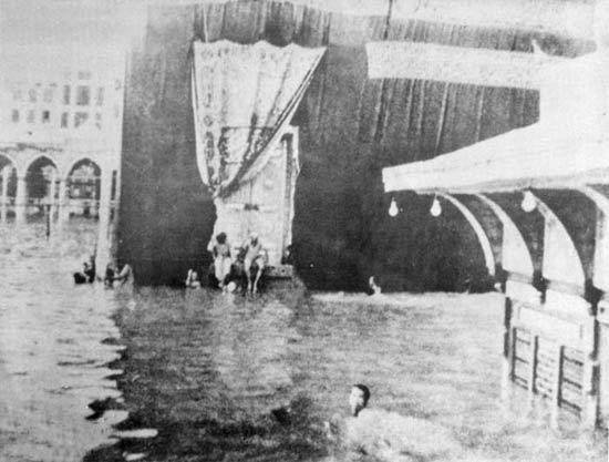 Kabe'yi yüzerek tavaf edenler 