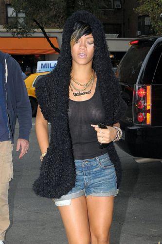Piercingli Rihanna - Resim 1
