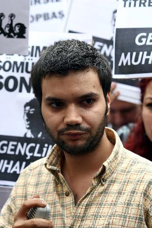 O ayakkabıyı atan Selçuk Özbek yine sahnede - Resim 5