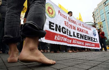 O ayakkabıyı atan Selçuk Özbek yine sahnede - Resim 1