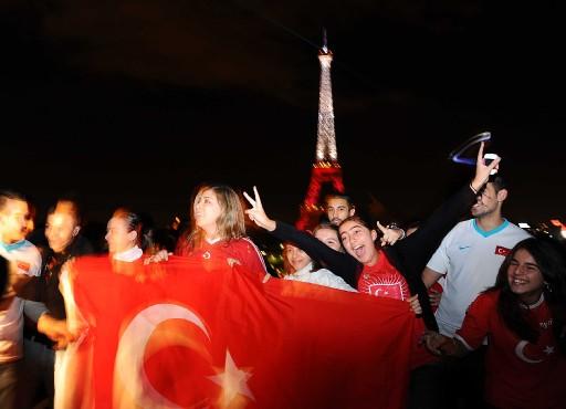 Eyfel Kulesi KIRMIZI-BEYAZ - Resim 6