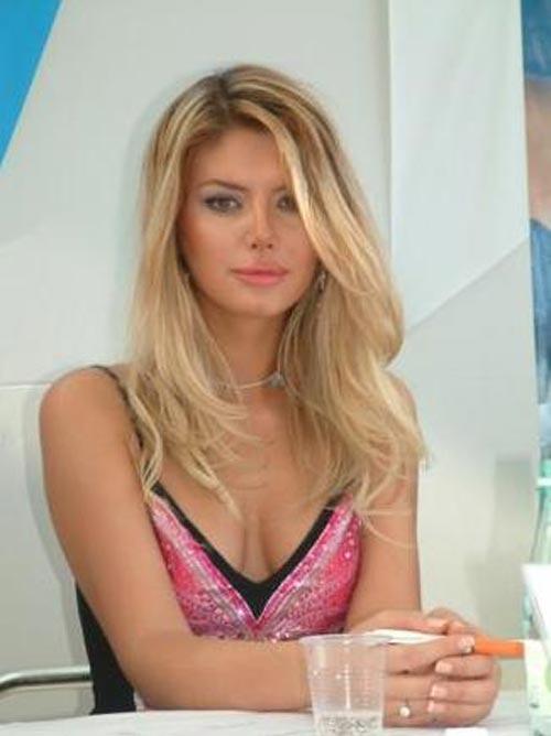 Bir Zamanlar Aysun Kayacı