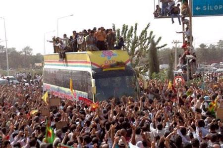 PKK'lılara Diyarbakır'da karşılama - Resim 1
