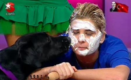 Köpekler yarışmacıların ayaklarını ve yüzlerini yaladı  - Resim 7
