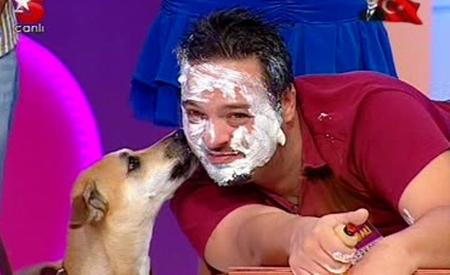 Köpekler yarışmacıların ayaklarını ve yüzlerini yaladı  - Resim 8