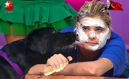 Köpekler yarışmacıların ayaklarını ve yüzlerini yaladı  - Resim 12