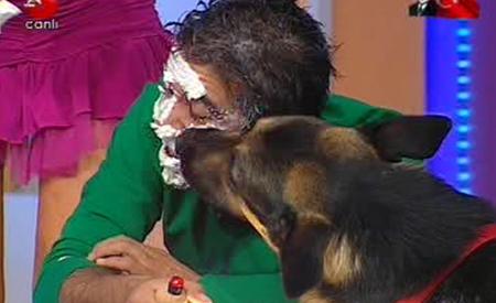 Köpekler yarışmacıların ayaklarını ve yüzlerini yaladı  - Resim 15