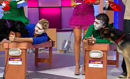 Köpekler yarışmacıların ayaklarını ve yüzlerini yaladı  - Resim 1