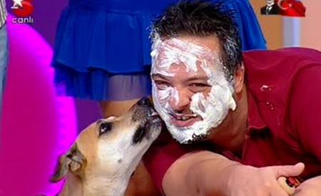 Köpekler yarışmacıların ayaklarını ve yüzlerini yaladı  - Resim 17