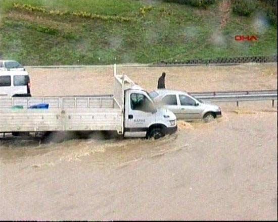 E-5 sel sularına teslim oldu - Resim 2