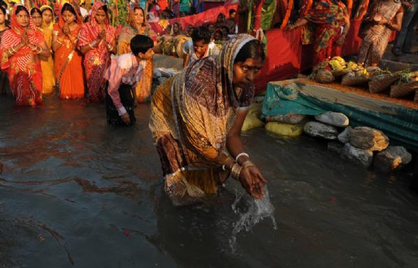 Hindu kadınlar tanrılarına süt verdi - Resim 13