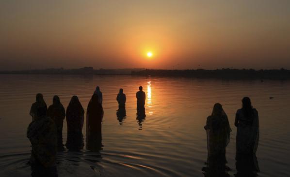 Hindu kadınlar tanrılarına süt verdi - Resim 12
