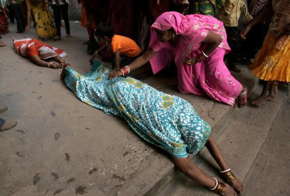 Hindu kadınlar tanrılarına süt verdi - Resim 14