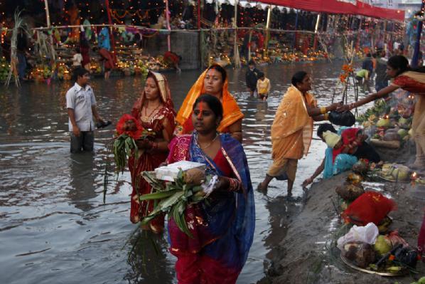 Hindu kadınlar tanrılarına süt verdi - Resim 18