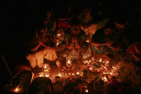 Hindu kadınlar tanrılarına süt verdi - Resim 10
