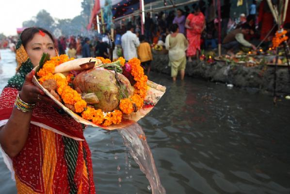 Hindu kadınlar tanrılarına süt verdi - Resim 4