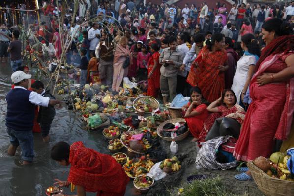Hindu kadınlar tanrılarına süt verdi - Resim 17