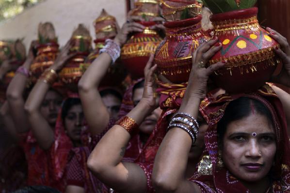 Hindu kadınlar tanrılarına süt verdi - Resim 11