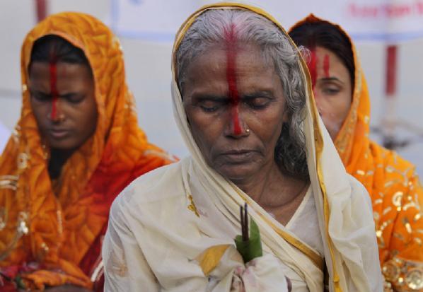 Hindu kadınlar tanrılarına süt verdi - Resim 16