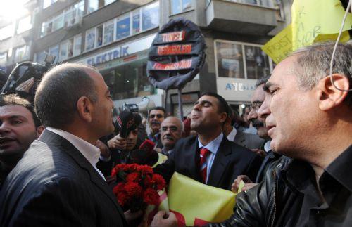 Gürsel Tekin protestocuların arasında kaldı - Resim 15
