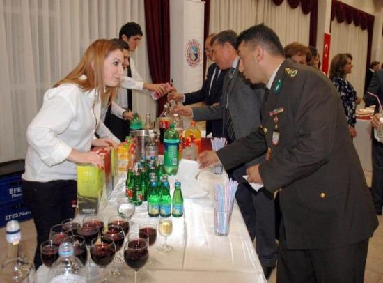 İçki var diye resepsiyonu terk ettiler - Resim 5