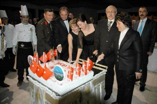 İçki var diye resepsiyonu terk ettiler - Resim 6