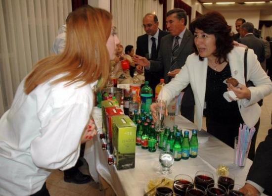 İçki var diye resepsiyonu terk ettiler - Resim 3