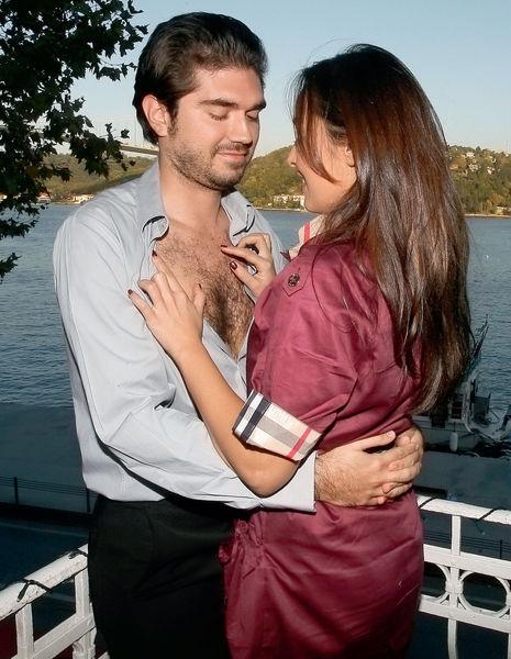 Taraf yazarı Helin Avşar'a SOYUNDU