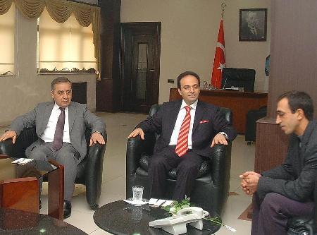 Baydemir PKK’lıları makamında çiçekle karşıladı - Resim 5